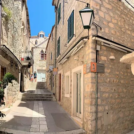 Daire And Town Gate Hvar Hvar Town